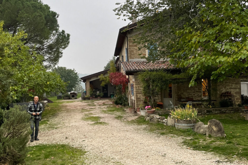 Provsmaka vin från Emilia Romagna. På bilden visas en liten by där vinet skapas